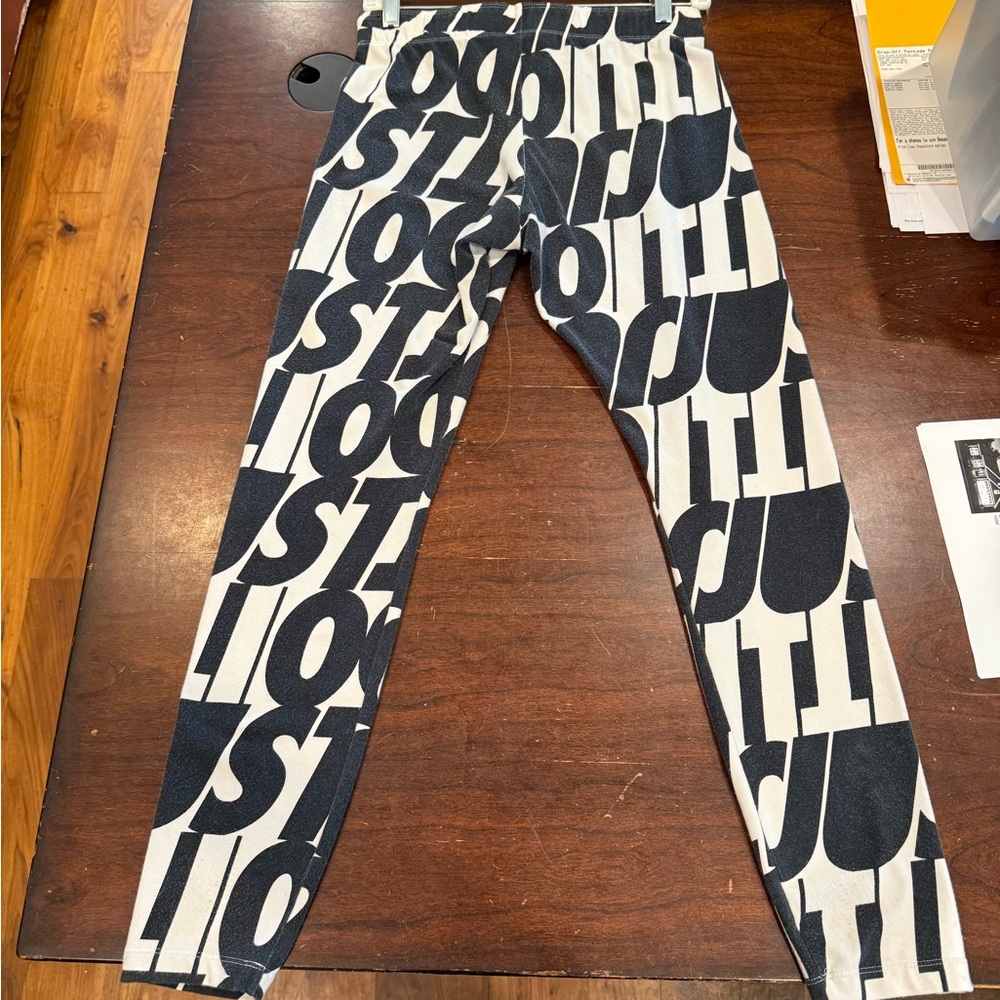Nike Bold Black and White Lettered Leggings - Picture 5 of 5